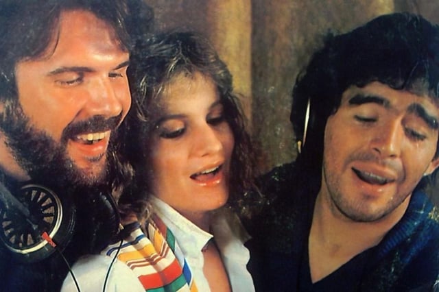Pimpinela y Diego Maradona cantando &#34;Querida amiga&#34; (Archivo)