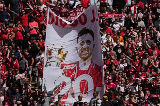 Aficionados del Liverpool sostienen una pancarta con la imagen del fallecido Diogo Jota antes del juego del Community Shield entre el Liverpool y Crystal Palace el domingo 10 de agosto del 2025. (AP Foto/Dave Shopland)