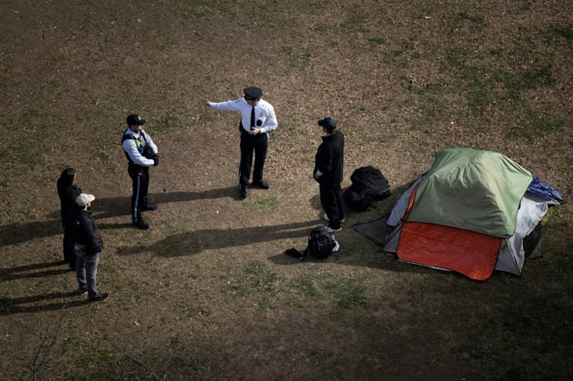 Des agents fédéraux de la police des parcs nationaux lors de l'expulsion de sans-abris d'un campement sur une place de Washington, près de la Maison Blanche, le 15 février 2023