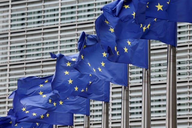 En avril 2025, l’UE, premier marché mondial, avait préparé un premier paquet de riposte visant 21 milliards de dollars de biens américains.