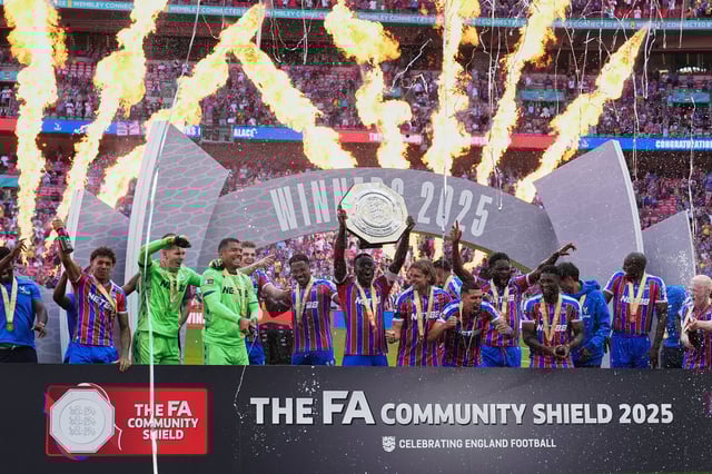 Jugadores del Crystal Palace celebran tras ganar la final de la Community Shield al superar al Liverpool en la final del domingo 10 de agosto del 2025. (AP Foto/Dave Shopland)
