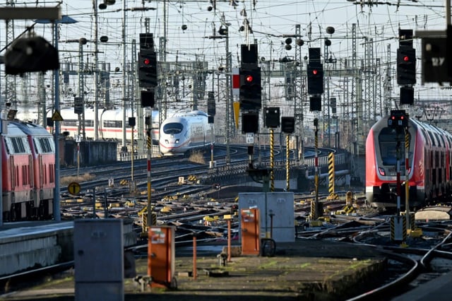 In Österreich ist ein Mann nach einer Zigarettenpause auf einen fahrenden Schnellzug aufgesprungen und für kurze Zeit außen an dem Zug mitgefahren. Nach einem Nothalt habe der Mann an Bord steigen können, sagte Sprecher der österreichischen Bahn.
