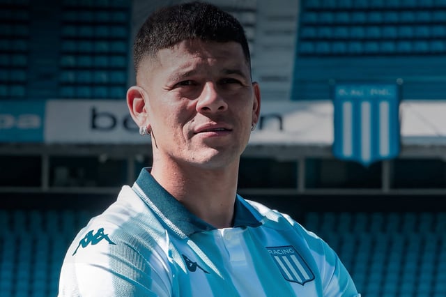 Marcos Rojo fue oficializado este domingo como refuerzo de Racing: firmó contrato por un año