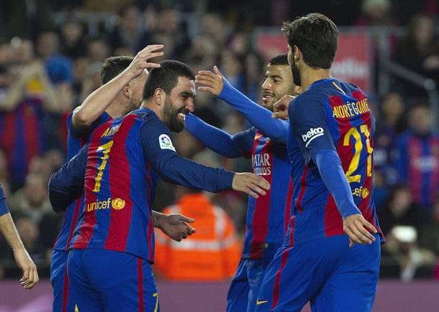 GRA472. BARCELONA, 21/12/2016.- Los jugadores del F. C. Barcelona, (i-d) Paco Alcácer, el turco Arda Turan, el brasileño Rafihna y el portugués André Gomes, celebran el cuarto gol del equipo blaugrana, durante el encuentro correspondiente a la vuelta de los dieciseisavos de final de la Copa del Rey, que disputan esta noche frente al Hércules en el estadio Camp Nou de Barcelona. EFE / Marta Pérez.