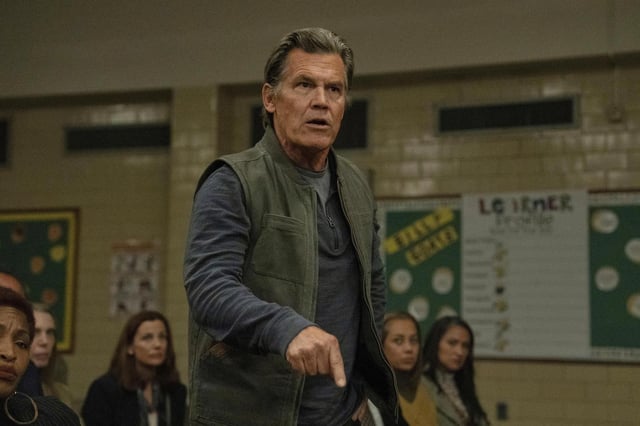 Esta imagen publicada por Warner Bros. Pictures muestra a Josh Brolin en una escena de &#34;Weapons&#34;. (Quantrell Colbert/Warner Bros. Pictures via AP)
