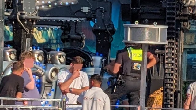 Schlimmer Unfall auf Cranger Kirmes: Zwei Fußgänger durch Gondelteil verletzt.