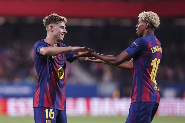 Fermín López y Lamine Yamal, autores de un doblete cada uno, se felicitan mutuamente durante el partido ante el Como.