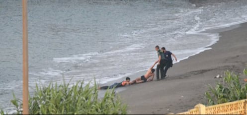 La Guardia Civil y la Marina marroquí se han desplegado esta madrugada para interceptar a las personas que se han lanzado al mar