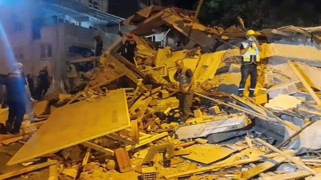 Bei einem Erdbeben im Westen der Türkei ist mindestens ein Mensch ums Leben gekommen, 29 weitere wurden. Das Beben der Stärke 6,1 ereignete sich am Sonntagabend in der Provinz Balikesir nahe der Stadt Sindirgi.