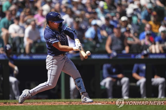 Kim Ha-seong of the Tampa Bay Rays hits an RBI double against the Seattle Mariners during the clubs' Major League Baseball regular-season game at T-Mobile Park in Seattle on Aug. 10, 2025, in this Associated Press photo. (Yonhap)