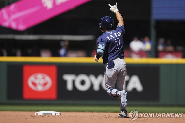 Kim Ha-seong of the Tampa Bay Rays rounds the bases after hitting a solo home run against the Seattle Mariners during the clubs' Major League Baseball regular-season game at T-Mobile Park in Seattle on Aug. 10, 2025, in this Associated Press photo. (Yonhap)