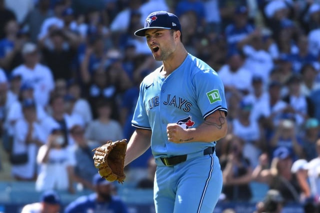 Mason Fluharty, de los Azulejos de Toronto, celebra después de conseguir el último out frente a los Dodgers de Los Ángeles con las bases llenas durante la novena entrada del juego de béisbol de Grandes Ligas el domingo 10 de gosto de 2025, en Los Ángeles. (AP Foto/Wally Skalij)