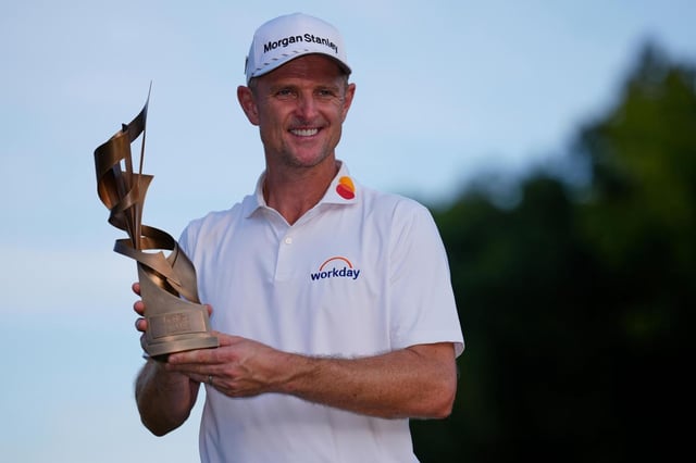 Justin Rose, de Inglaterra, muestra el trofeo de campeón después de ganar el torneo de golf St. Jude Championship el domingo 10 de agosto de 2025, en Memphis, Tennessee. (AP Foto/George Walker IV)