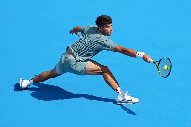 Carlos Alcaraz se estira para llegar a una pelota jugada por Damir Džumhur; el español debió jugar tres sets para eliminar al bosnio. (Photo by Dylan Buell / GETTY IMAGES NORTH AMERICA / Getty Images via AFP)