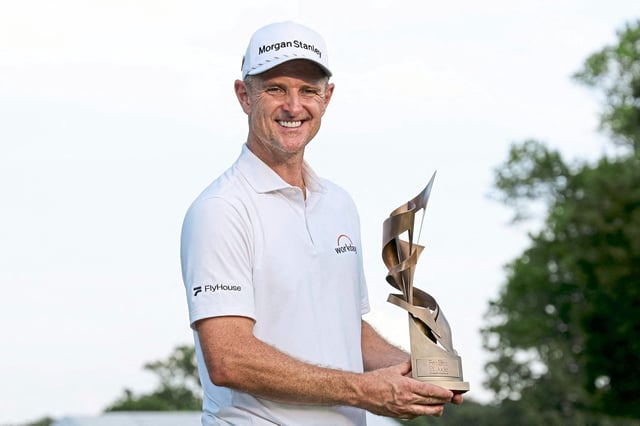 MEMPHIS, TENNESSEE - AUGUST 10: Justin Rose of England poses with the trophy after winning the FedEx St. Jude Championship 2025 at TPC Southwind on August 10, 2025 in Memphis, Tennessee.   Andy Lyons/Getty Images/AFP (Photo by ANDY LYONS / GETTY IMAGES NORTH AMERICA / Getty Images via AFP)