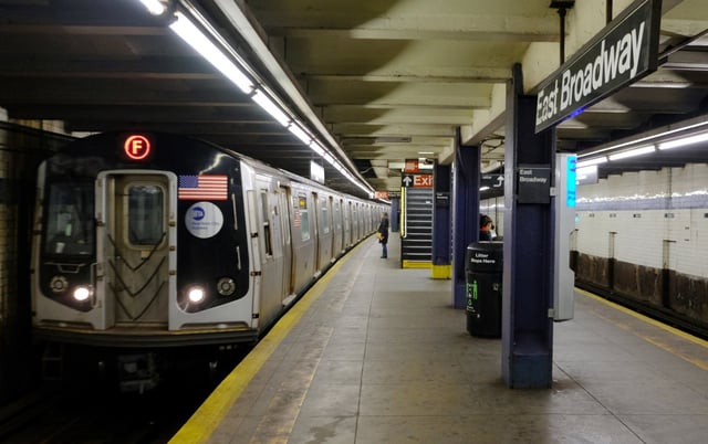 East Broadway F train station. (Luiz C. Ribeiro for New York Daily News)