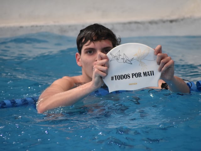 La gorra adornada con las grullas y la leyenda "#Todos por Mati" que lucieron los nadadores en la competencia en el Echesortu. Foto Gentileza Lucia Calvino