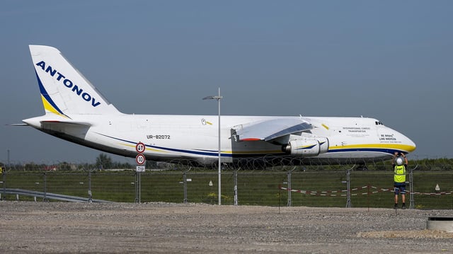 Eine Antonow An-124 ist auf dem Flughafen Leipzig/Halle zu sehen.