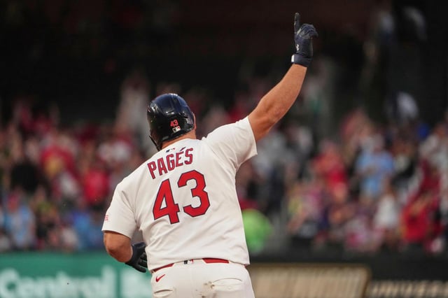 Pedro Pagés, de los Cardenales de San Luis, celebra después de batear un jonrón de dos carreras durante la tercera entrada del juego de béisbol de Grandes Ligas ante los Cachorros de Chicago, el domingo 10 de agosto de 2025, en San Luis. (AP Foto/Jeff Roberson)
