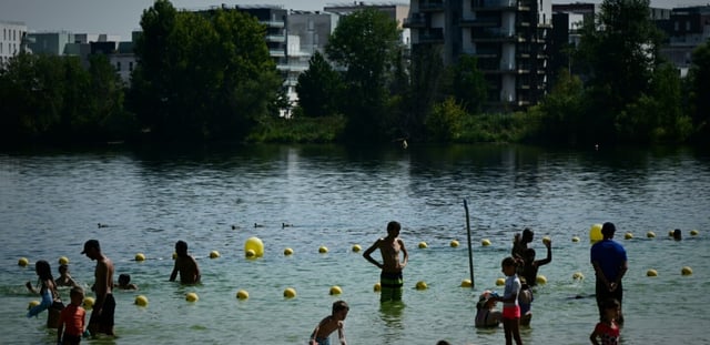 Des habitants cherchent la fraicheur sur la rive du lac de Bordeaux, le 10 août 2025, en pleine vague de chaleur