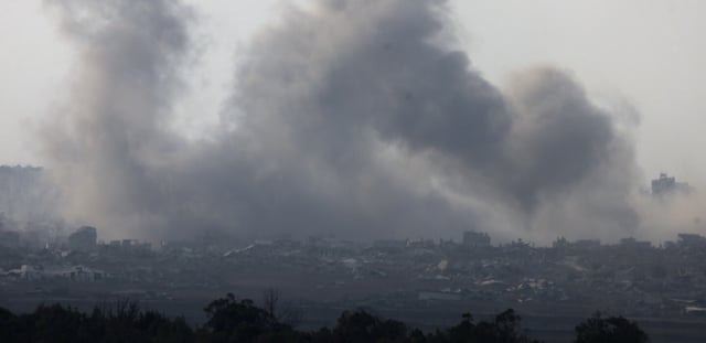 De la fumée s'élève de Gaza lors de frappes israéliennes le 10 août 2025