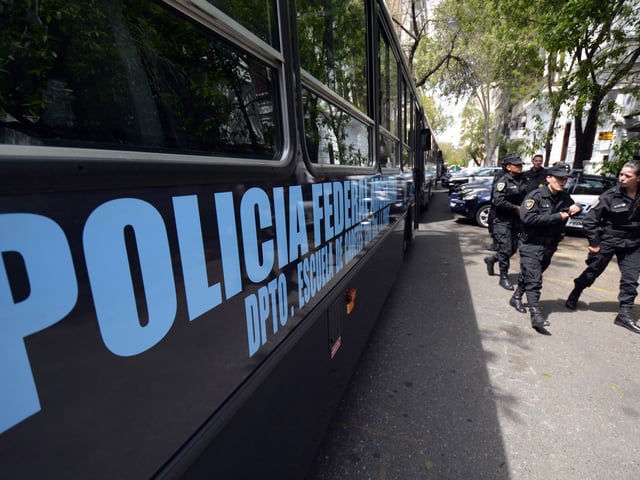 Rosario, 18 de Octubre de 2015
Mas de 600 efectivos de la Policia Federal en colectivos y en moviles llegaron esta tarde al Destacamento que tiene esta fuerza en Rosario para patrullar y cuidar la ciudad.-
Foto: JUAN JOSE GARCIA  cancha de rosario central  campeonato torneo primera division 2015 futbol futbolistas partido rosario central argentinos juniors