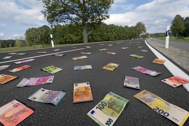 Wie auf diesem Symbolfoto lagen mehrere Euroscheine auf der A1.