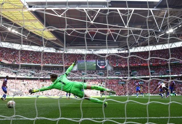 Soccer Football - FA Community Shield - Crystal Palace v Liverpool - Wembley Stadium, London, Britain - August 10, 2025 Liverpool's Hugo Ekitike scores their first goal past Crystal Palace's Dean Henderson Action Images via Reuters/Matthew Childs