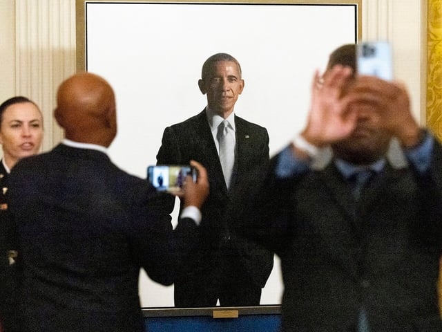 Das Porträt von Barack Obama hing zuletzt gut sichtbar im Eingangsbereich des Weißen Haus – nun hat es Trump anderswo platziert
