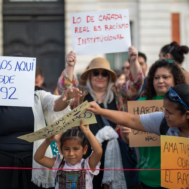 Protestierende halten Plakate mit antirassistischen Botschaften während einer Demonstration gegen Xenophobie in Madrid.