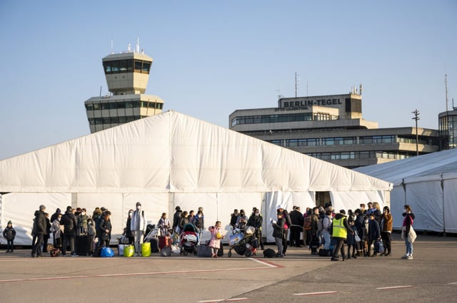 Asyl. Flüchtlinge aus der Ukraine erreichen das Ankunftszentrum im ehemaligen Berliner Flughafen Tegel: Chaos mit Ansage Foto: picture alliance/dpa | Christophe Gateau