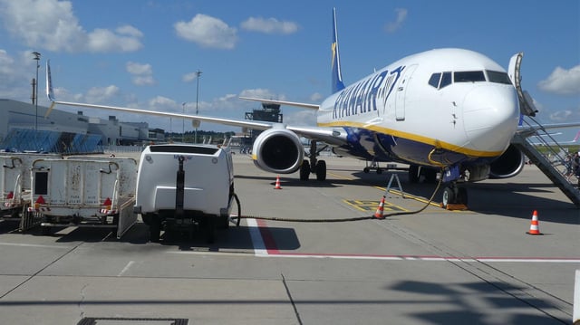 Ryanair Flugzeug bei der Abfertigung