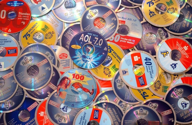 Gera (Thüringen): Massenhaft gelangen auf CDs Gratis-Internetstunden und Zugangssoftware des Internetproviders AOL zum Kunden - entweder als Werbegeschenk im Handel, als Supplements in Magazinen, Fernseh- und Computerzeitschrften oder als Postwurfsendungen ("Sie haben Post!"). Nicht immer sind die kleinen Silberscheiben erwünscht und landen im Abfall. Die US-Amerikaner Jim McKenna und Lohn Lieberman haben zur Gegenwehr aufgerufen: Weltweit wollen sie bei Gleichgesinnten eine Million der CDs mit dem Zugangsprogramm für den AOL Online-Dienst sammeln und vor der AOL-Zentrale in Virginia, USA, abladen - nach dem Firmen-Motto von AOL "Sie haben Post". Die Adresse für die Sammelstelle in Deutschland lautet: No More AOL CDs, Neubaustraße 7, 98639 Walldorf. Mehr Informationen gibt es unter der Internetadresse www.nomoreaolcds.org (GER472-211102)