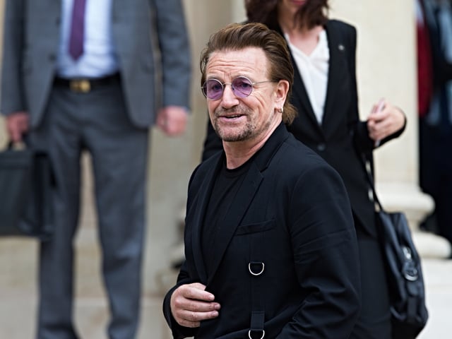 PARIS, FRANCE - JULY 24: Bono (C), singer of U2 and cofounder of the NGO One, arrives to meet French President Emmanuel Macron (not pictured) at the Elysee Palace on July 24, 2017 in Paris, France. The purpose of this meeting is to present to the French President the humanitarian association 'One', which fights against extreme poverty and diseases in the most deprived countries. (Photo by Nicolas Kovarik/IP3/Getty Images)