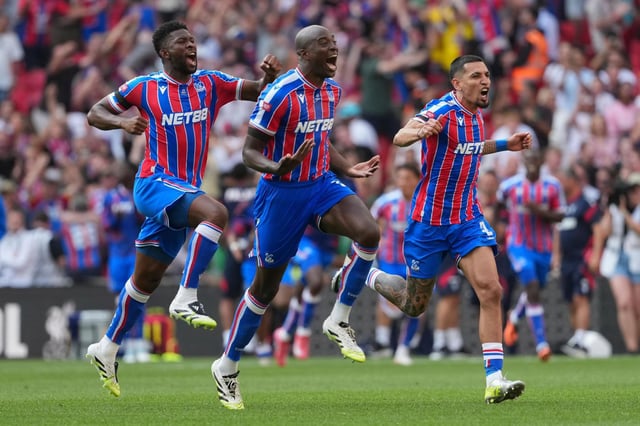 Los jugadores de Crystal Palace celebran tras derrotar por penales a Liverpool en el Community Shield, el domingo 10 de octubre de 2025, en Londres. (AP Foto/Dave Shopland)