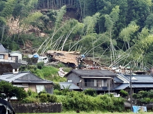 AIRA (Japan), 11/08/2025.- A house is seen destroyed by a landslide in Aira, Kagoshima Prefecture, southwestern Japan, 10 August 2025 (issued 11 August 2025). Kyushu island was hit by continuous heavy rainfall due to a stagnant front, causin the Japan Meteorological Agency issued a special heavy rainfall warning in the Kumamoto Prefecture area. Torrential rain triggered floods, landslides and the cancellation of bullet train services in western and southwestern Japan. (Inundaciones, deslizamiento de tierras, Japón) EFE/EPA/JIJI PRESS JAPAN OUT EDITORIAL USE ONLY/