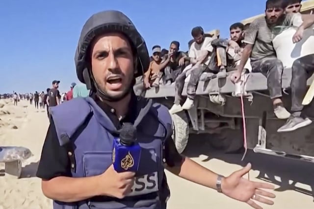 Esta imagen reciente sin fecha, tomada de un video transmitido por la cadena televisiva Al Jazeera, muestra al corresponsal en Gaza Anas al-Sharif