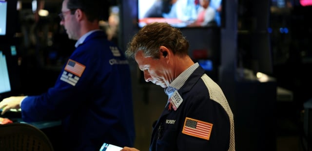 Des opérateurs à la Bourse de New York, le 5 août 2025