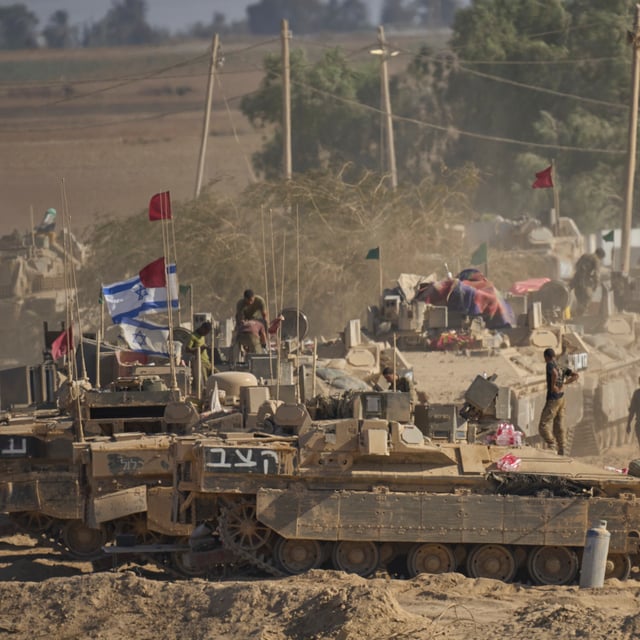 Israelische Soldaten sind in der Nähe der Grenze zum Gazastreifen im Süden Israels zu sehen.
