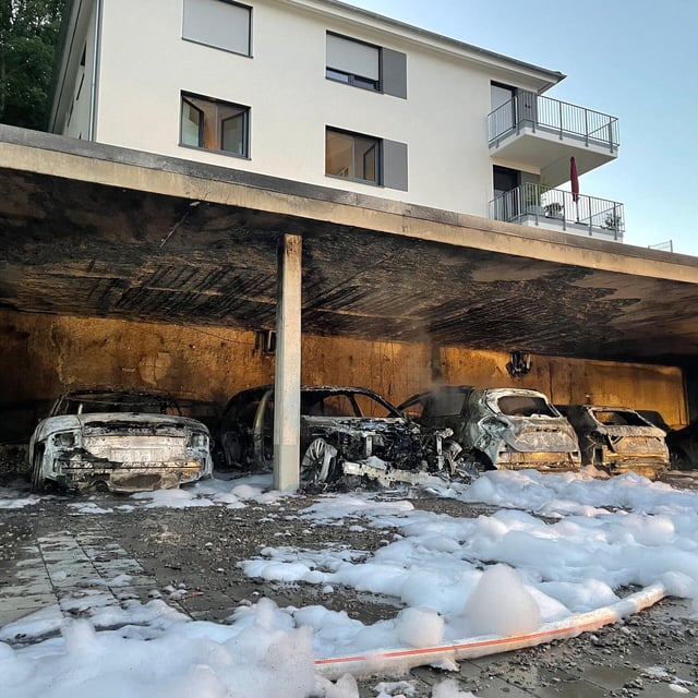 Brand in Carport zerstört mehrere Autos - Feuerwehr mit Großaufgebot