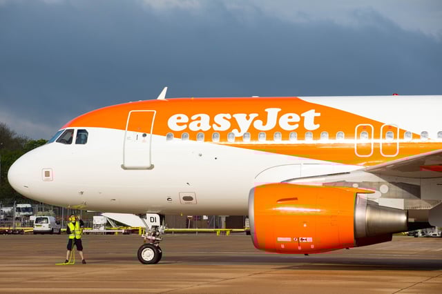 Eine Maschine der Fluggesellschaft Easyjet steht auf dem Flughafen London Gatwick (Symbolbild).