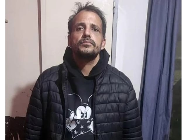 Un operativo cerrojo se puso en marcha en la ciudad de Caleta Olivia y en las localidades cercanas, incluyendo Comodoro Rivadavia, en la provincia de Chubut, para dar con el prófugo.