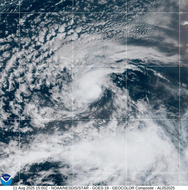 Esta imagen proporcionada por Oficina Nacional de Administración Oceánica y Atmosférica de Estados Unidos (NOAA, por sus siglas en inglés) muestra la tormenta tropical Erin, el lunes 11 de agosto de 2025. (NOAA vía AP)