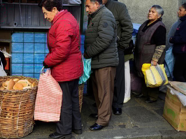 People line up to buy "pan de batalla," or battle bread, made with government subsidized flour, in La Paz, Bolivia, Saturday, Aug. 9, 2025. (AP Photo/Juan Karita)