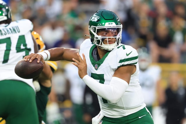 GREEN BAY, WISCONSIN - AUGUST 09: Justin Fields #7 of the New York Jets throws a pass during the first quarter against the Green Bay Packers during the NFL Preseason 2025 game at Lambeau Field on August 09, 2025 in Green Bay, Wisconsin. (Photo by Justin Casterline/Getty Images)