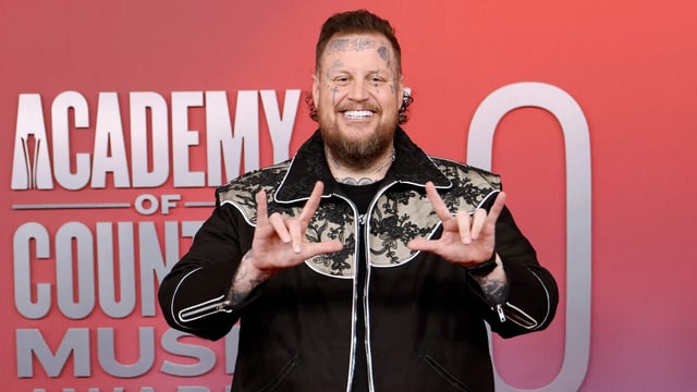 Jelly Roll jokes about getting NFL deal after losing 200 pounds.