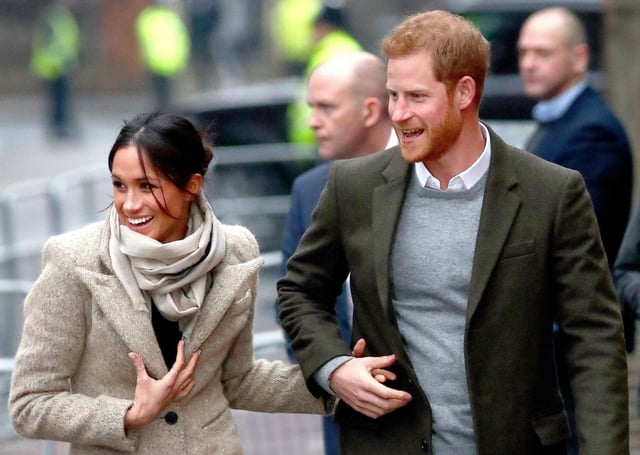 Imagen de archivo del príncipe Harry de Inglaterra y su esposa, Megan Markle. EFE/ Neil Hall