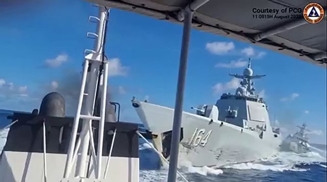 Un buque de la armada china chocó con uno de su guardia costera mientras perseguía a un barco patrullero filipino en el Mar de China Meridional, dijo Manila el 11 de agosto, publicando un dramático video del enfrentamiento