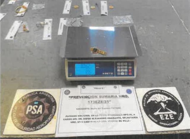 Descubrieron a una azafata cuando intentaba contrabandear Rolex, monedas de oro y joyas