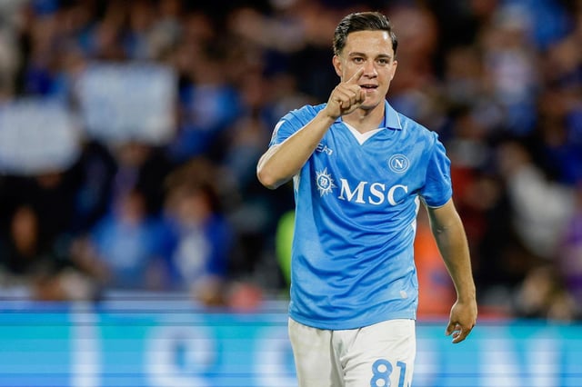 Giacomo Raspadori celebra tras anotar un gol para el Napoli contra Genoa en la Serie A, el domingo 11 de mayo de 2025, en Nápoles. (Alessandro Garofalo/LaPresse vía AP)